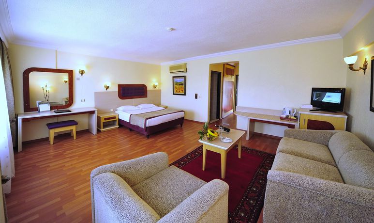 Imagen del bar/restaurante del Hotel Dinler Hotels &Uuml;rg&uuml;p. Foto 3