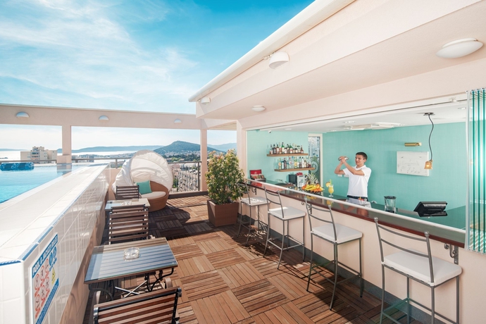 Imagen de la piscina del Hotel Dioklecijan and Residence. Foto 12