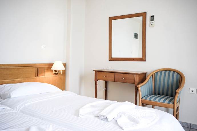 Imagen de la habitación del Hotel Dioni, Adelianos Kampos. Foto 4