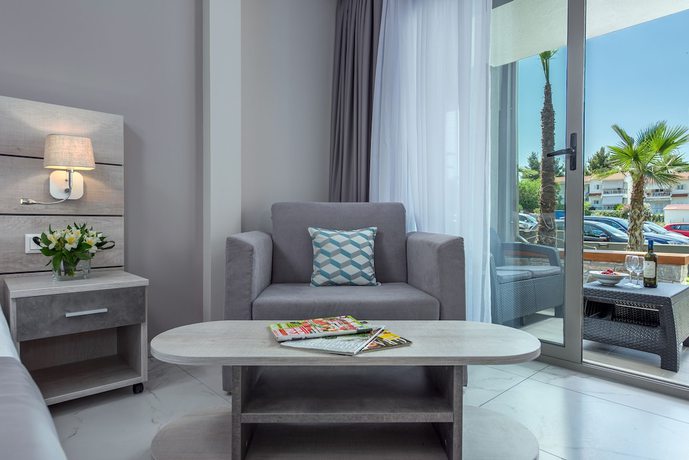 Imagen de la habitación del Hotel Dionysos Hotel and Suites. Foto 8