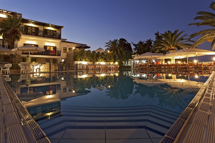 Imagen de la piscina del Hotel Dionyssos. Foto 12