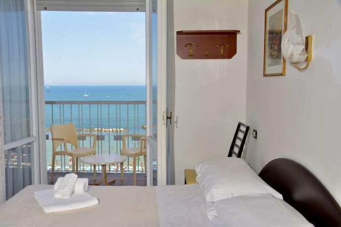 Imagen de la habitación del Hotel Diplomat Marine. Foto 5