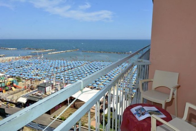 Imagen de la habitación del Hotel Diplomat Marine. Foto 8