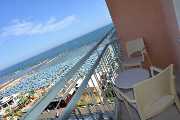 Imagen de la habitación del Hotel Diplomat Marine. Foto 11