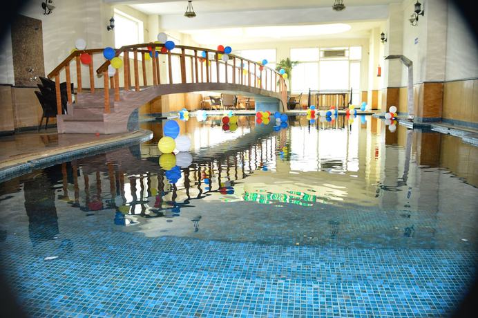 Imagen de la piscina del Hotel Diplomat Residency, Bareilly. Foto 13
