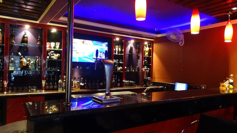Imagen del bar/restaurante del Hotel Diplomat Residency, Bareilly. Foto 5