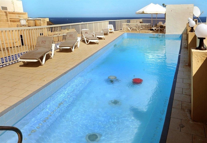 Imagen de la piscina del Hotel Diplomat, Sliema. Foto 15