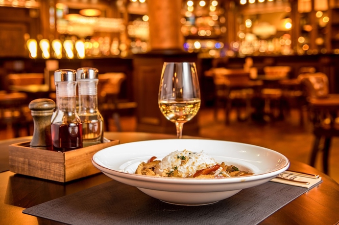 Imagen del bar/restaurante del Hotel Diplomat, Zagreb. Foto 5