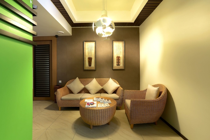 Imagen de la piscina del Hotel Diplomat and Business Center. Foto 9