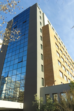 Imagen de la piscina del Hotel Director Vitacura. Foto 13