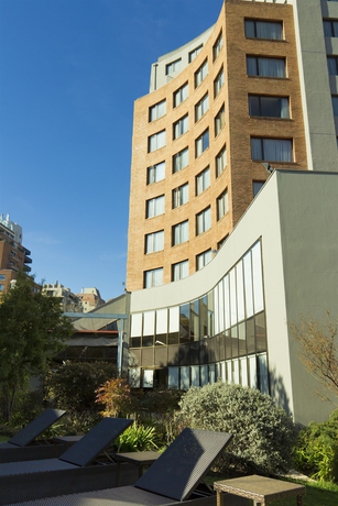 Imagen de los exteriores del Hotel Director Vitacura. Foto 5