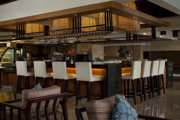 Imagen del bar/restaurante del Hotel Discovery Kartika Plaza - Chse Certified. Foto 5