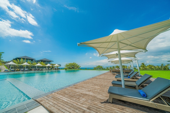 Imagen de la piscina del Hotel Discovery Samal. Foto 15