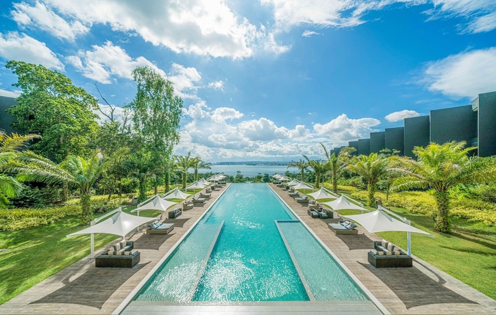 Imagen de la piscina del Hotel Discovery Samal. Foto 16