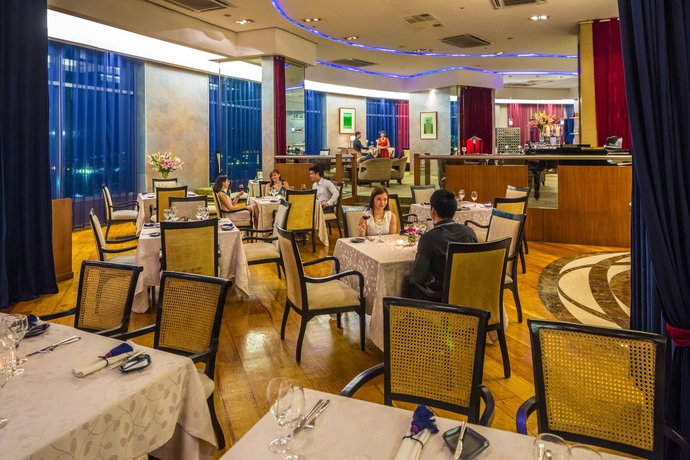 Imagen del bar/restaurante del Hotel Discovery Suites. Foto 2