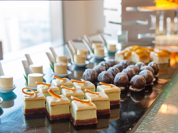 Imagen del bar/restaurante del Hotel Discovery Suites. Foto 4