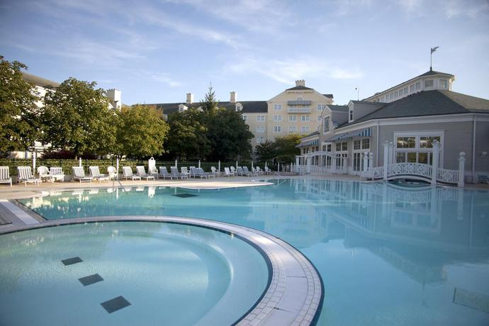 Imagen de la piscina del Hotel Disney Newport Bay Club. Foto 17