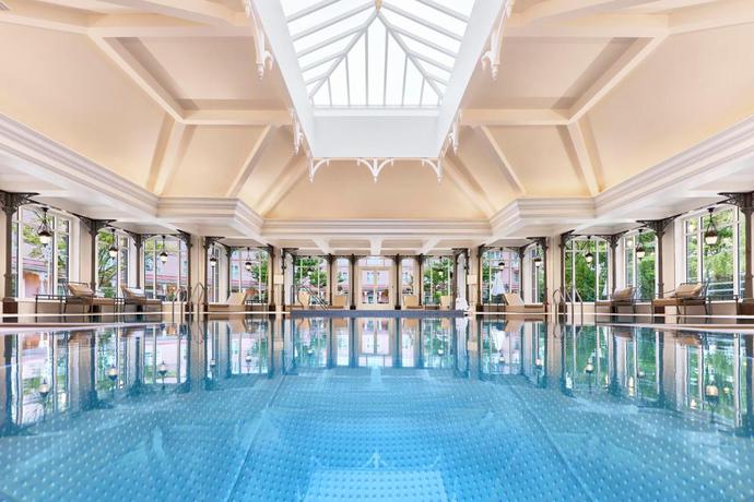 Imagen de la piscina del Hotel Disneyland®. Foto 13