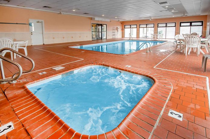 Imagen de la piscina del Hotel Distill-Inn. Foto 12