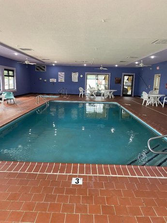 Imagen de la piscina del Hotel Distill-Inn. Foto 13
