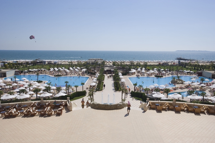 Imagen de la piscina del Hotel Dit Majestic Beach Resort. Foto 15