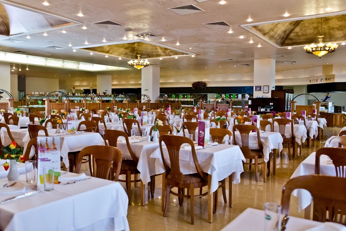 Imagen del bar/restaurante del Hotel Dit Majestic Beach Resort. Foto 4