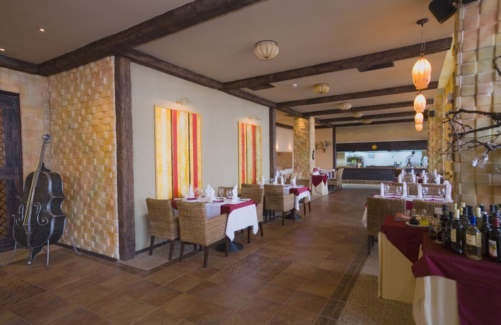 Imagen del bar/restaurante del Hotel Dit Majestic Beach Resort. Foto 5