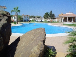 Imagen de la piscina del Hotel Diufain. Foto 18