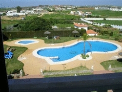 Imagen de la piscina del Hotel Diufain. Foto 19
