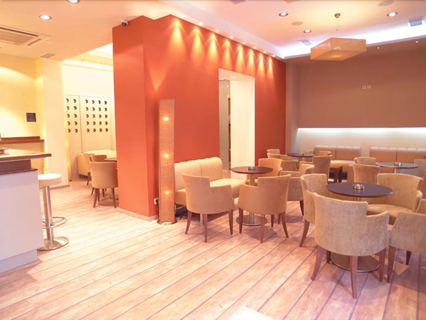 Imagen del bar/restaurante del Hotel Diva, Atenas. Foto 4