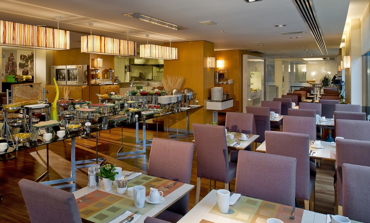 Imagen del bar/restaurante del Hotel Divan Istanbul City. Foto 2