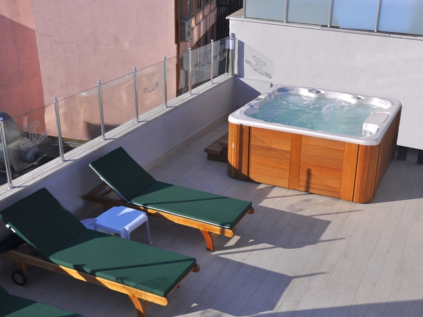 Imagen de los exteriores del Hotel Divani Ali. Foto 11