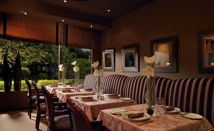 Imagen del bar/restaurante del Hotel Divani Caravel. Foto 4