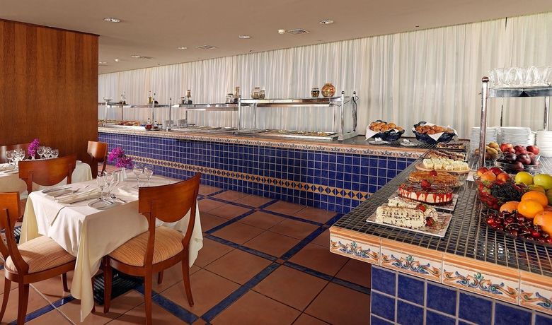 Imagen del bar/restaurante del Hotel Divani Corfu Palace. Foto 5