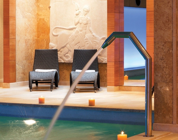 Imagen de la piscina del Hotel Divani Palace Larissa. Foto 18