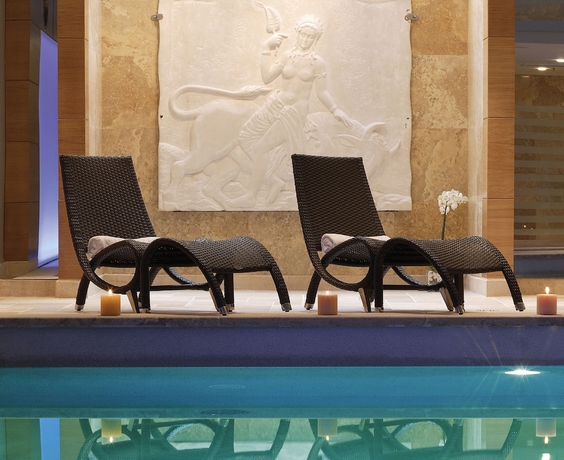 Imagen de la piscina del Hotel Divani Palace Larissa. Foto 19