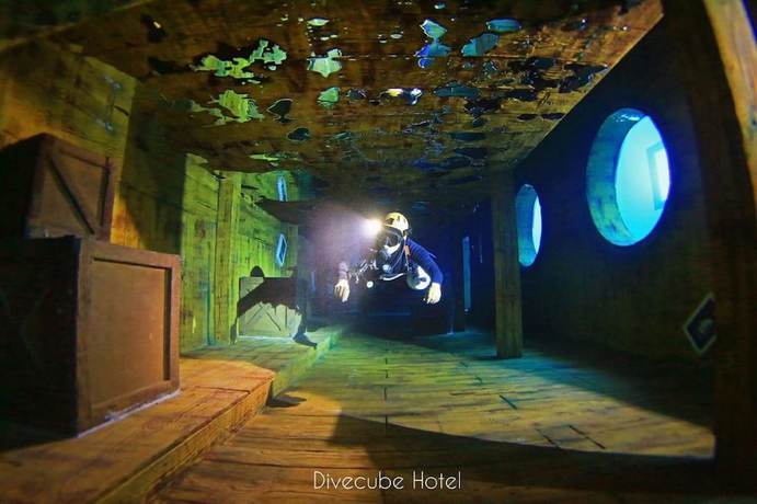 Imagen de la piscina del Hotel Divecube. Foto 19