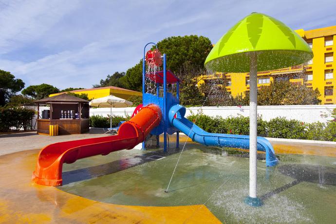 Imagen de la piscina del Hotel Diverhotel Dino Marbella. Foto 10