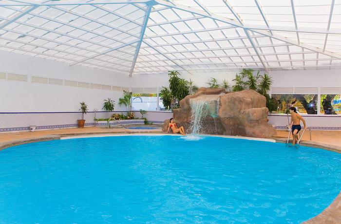 Imagen de la piscina del Hotel Diverhotel Dino Marbella. Foto 11