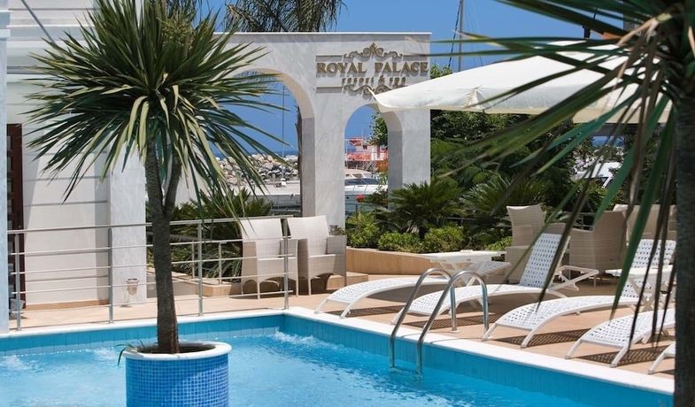 Imagen de la piscina del Hotel Diverso Platamon, Luxury Hotel & Suites. Foto 19