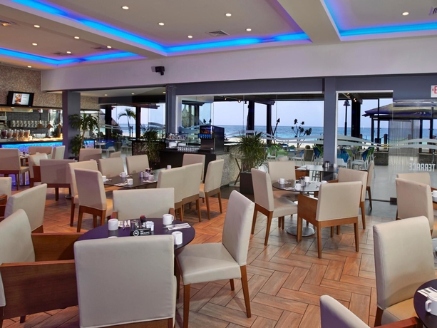 Imagen del bar/restaurante del Hotel Divi Aruba All Inclusive. Foto 4