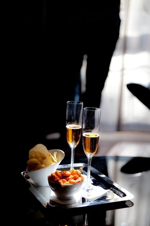 Imagen del bar/restaurante del Hotel Divina Luxury. Foto 1
