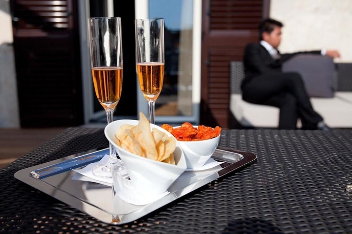 Imagen del bar/restaurante del Hotel Divina Luxury. Foto 2