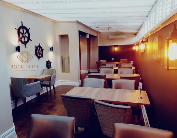 Imagen del bar/restaurante del Hotel Dj Suites The Element. Foto 2