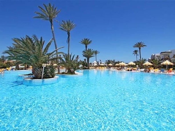 Imagen de la piscina del Hotel Djerba Holiday Beach. Foto 16