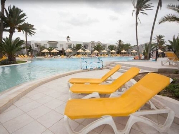 Imagen de la piscina del Hotel Djerba Holiday Beach. Foto 17
