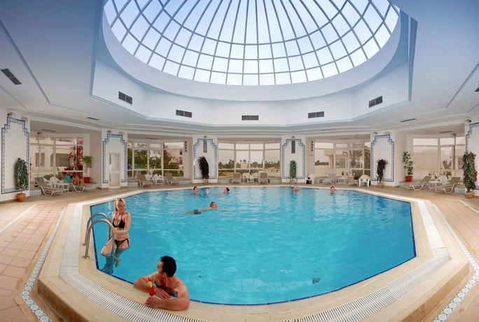 Imagen de la piscina del Hotel Djerba Plaza Thalasso and Spa. Foto 15