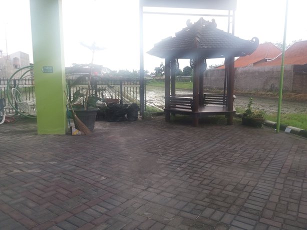 Imagen de los exteriores del Hotel D'madinah Residence Syariah Solo. Foto 12