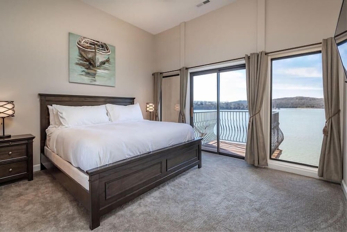 Imagen de la habitación del Hotel D'monaco Luxury Resort. Foto 5