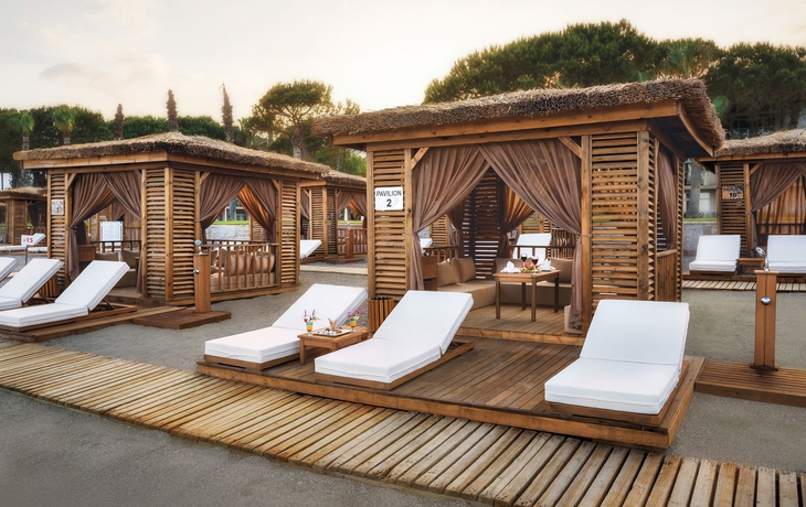 Imagen de los exteriores del Hotel Dobedan World Palace. Foto 8